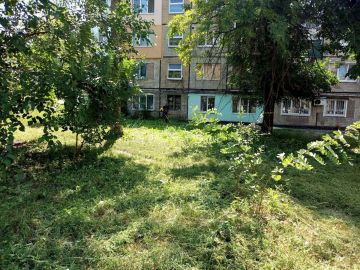 Сегодня, 3 августа в Червоногвардейском районе города Макеевки силами Макеевского филиала ЕРФ МКД ДНР Червоногвардейского района осуществляются работы по покосу карантинных трав возле домов № 13 и № 18 переулка Полтавский