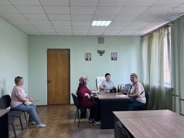 Сегодня, 4 августа руководитель Управы Червоногвардейского внутригородского района Администрации городского округа Макеевка Мария Чулакова провела личный приём граждан