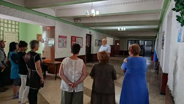 Сегодня, 4 августа, в Советском внутригородском районе депутат Макеевского городского совета первого созыва Олег Венжега провел встречу с жителями жилого массива Объединенный во Дворце культуры имени 40-летия ЛКСМУ