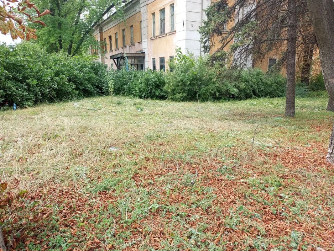 Сегодня, 4 августа в Червоногвардейском районе города Макеевки силами Макеевского филиала ЕРФ МКД ДНР Червоногвардейского района осуществляются работы по покосу карантинных трав возле дома № 67-б по улице Малиновского Сегодня, 4 августа в Червоногвардейском районе города Макеевки силами Макеевского филиала ЕРФ МКД ДНР Червоногвардейского района осуществляются работы по покосу карантинных трав возле дома № 67-б по улице Малиновского