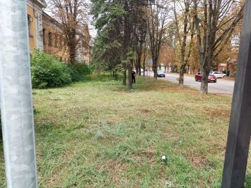 Сегодня, 4 августа в Червоногвардейском районе города Макеевки силами Макеевского филиала ЕРФ МКД ДНР Червоногвардейского района осуществляются работы по покосу карантинных трав возле дома № 67-б по улице Малиновского