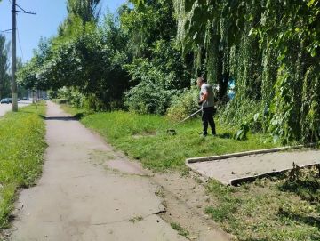 Предприятия Кировского внутригородского района города Макеевки продолжают работы по поддержанию своих прилегающих территорий в надлежащем санитарном состоянии