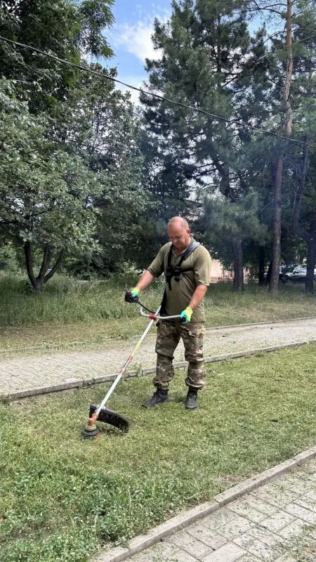 Валерий Скороходов, Павел Минаков и Игорь Матрус провели субботник в общественном месте Центрально-Городского района Макеевки Валерий Скороходов, Павел Минаков и Игорь Матрус провели субботник в общественном месте Центрально-Городского района Макеевки