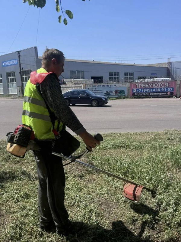 Сегодня, 6 августа, в Червоногвардейском районе прошла акция «Маленькие добрые дела» — её цель проста и очень важна: сделать территорию района уютнее и комфортнее для жителей Сегодня, 6 августа, в Червоногвардейском районе прошла акция «Маленькие добрые дела» — её цель проста и очень важна: сделать территорию района уютнее и комфортнее для жителей