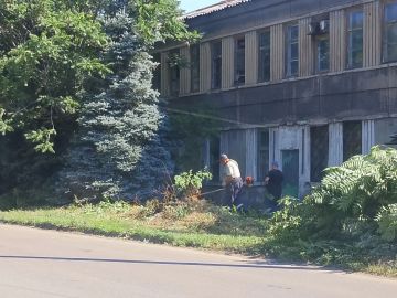 Сегодня, 7 августа, с целью приведения территории в надлежащее санитарное состояние силами Филиала № 3 «Макеевский металлургический завод» ООО «ЮГМК ДОНЕЦК» проведены работы по покосу травы по ул. Металлургической