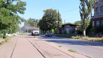 Сегодня, 7 августа, с целью приведения территории в надлежащее санитарное состояние силами МУП АГМ «Перспектива» проведены работы по механизированной уборке проезжей части автодороги по ул. Кирова. #чистая_страна...