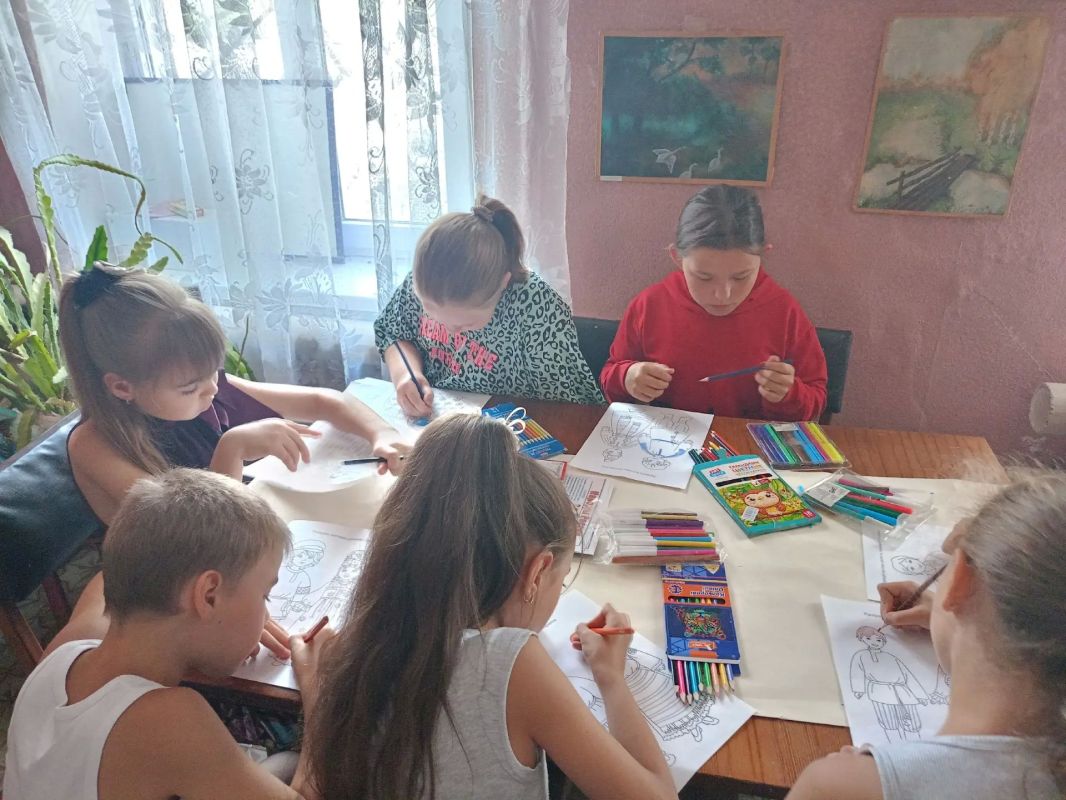 5 августа в МБУ " Клуб пгт Ясиновка г.о.Макеевка" прошла выставка детского рисунка "Народных костюмов хоровод", подготовленная участниками кружка "Акварельки" 5 августа в МБУ " Клуб пгт Ясиновка г.о.Макеевка" прошла выставка детского рисунка "Народных костюмов хоровод", подготовленная участниками кружка "Акварельки"
