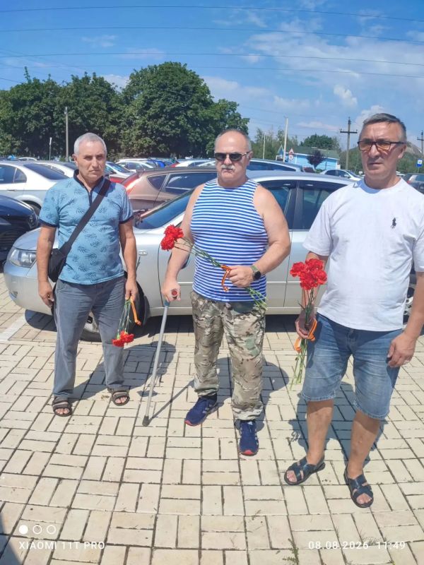 Дмитрий Огилец: Сегодня, 8 августа, члены Макеевский городской организации РСВА и СВО возложили цветы у памятника "Павшим героям ДНР от инвалидов войны за свободу и независимость Республики Южная Осетия 1989-2008 г.г." в... Дмитрий Огилец: Сегодня, 8 августа, члены Макеевский городской организации РСВА и СВО возложили цветы у памятника "Павшим героям ДНР от инвалидов войны за свободу и независимость Республики Южная Осетия 1989-2008 г.г." в...