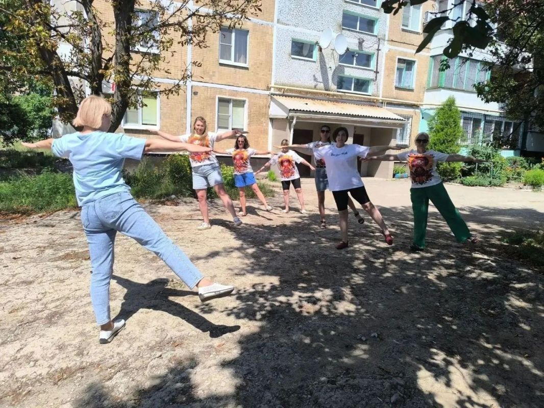 Спорт объединяет соседей!. Сегодня Макеевка поддержала «Всероссийскую соседскую зарядку» в рамках акции «Добрососедское лето» проекта «Школа ЖКХ» Спорт объединяет соседей!. Сегодня Макеевка поддержала «Всероссийскую соседскую зарядку» в рамках акции «Добрососедское лето» проекта «Школа ЖКХ»