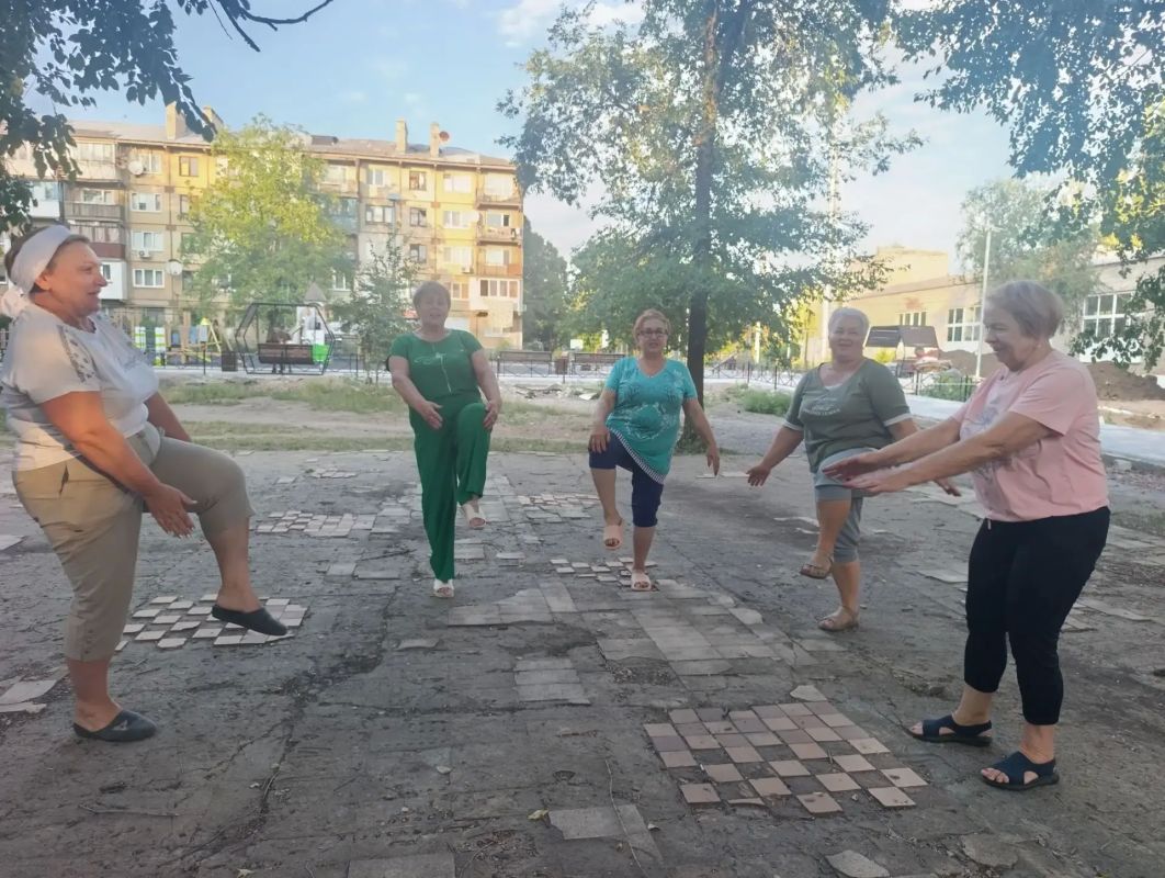 8 августа, в Червоногвардейском районе прошла Всероссийская соседская зарядка — яркое и энергичное событие в рамках акции «Добрососедское лето» 8 августа, в Червоногвардейском районе прошла Всероссийская соседская зарядка — яркое и энергичное событие в рамках акции «Добрососедское лето»
