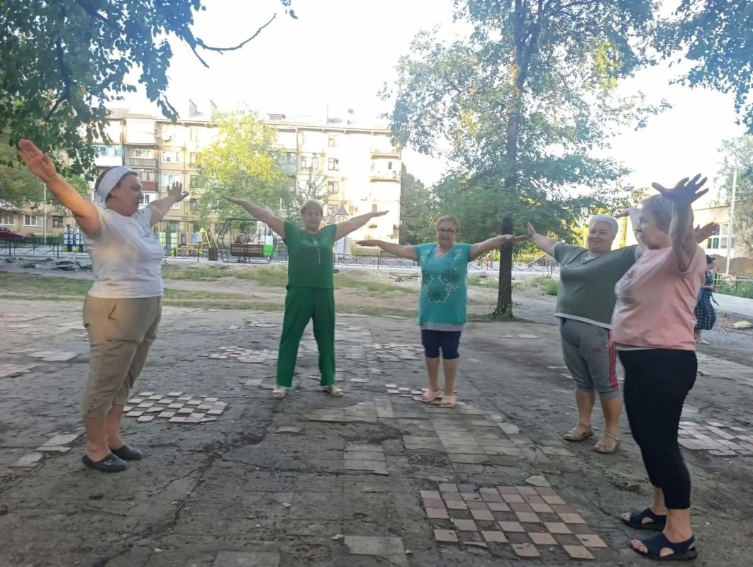 8 августа, в Червоногвардейском районе прошла Всероссийская соседская зарядка — яркое и энергичное событие в рамках акции «Добрососедское лето» 8 августа, в Червоногвардейском районе прошла Всероссийская соседская зарядка — яркое и энергичное событие в рамках акции «Добрососедское лето»