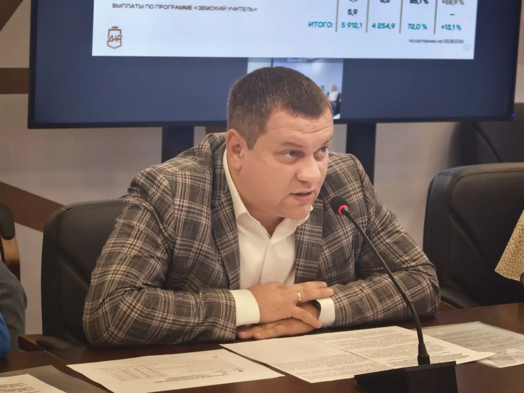 Глава ДНР Денис Пушилин провел еженедельное оперативное совещание с руководителями органов исполнительной власти и главами муниципальных образований Глава ДНР Денис Пушилин провел еженедельное оперативное совещание с руководителями органов исполнительной власти и главами муниципальных образований