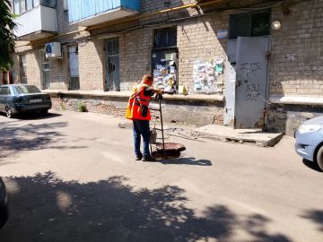 Филиалом «Макеевское ПУВКХ» ГУП ДНР «Вода Донбасса» проведены работы по прочистке канализационного коллектора возле дома № 32 на квартале Химик