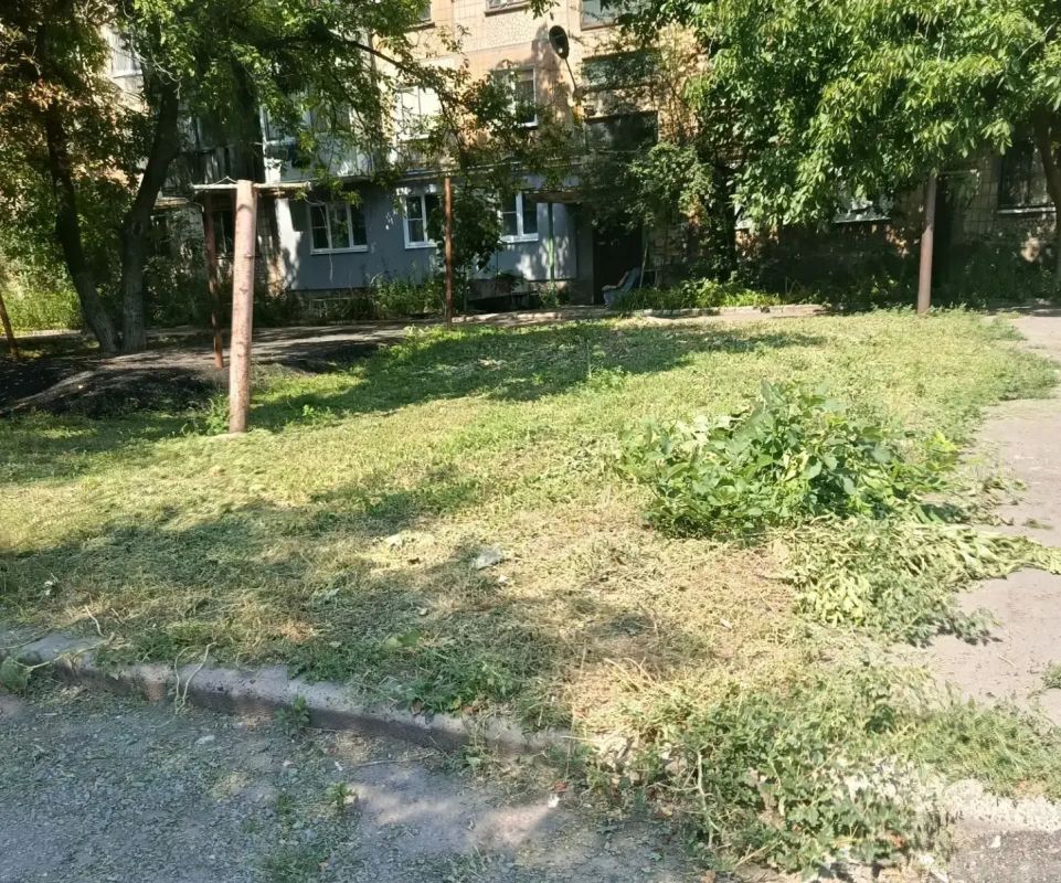 Сегодня, 11 августа, с целью приведения территории в надлежащее санитарное состояние в Кировском внутригородском районе города Макеевки силами Макеевского филиала НКО «ЕДИНЫЙ РЕГИОНАЛЬНЫЙ ФОНД ПО УПРАВЛЕНИЮ МНОГОКВАРТИРНЫМИ... Сегодня, 11 августа, с целью приведения территории в надлежащее санитарное состояние в Кировском внутригородском районе города Макеевки силами Макеевского филиала НКО «ЕДИНЫЙ РЕГИОНАЛЬНЫЙ ФОНД ПО УПРАВЛЕНИЮ МНОГОКВАРТИРНЫМИ...
