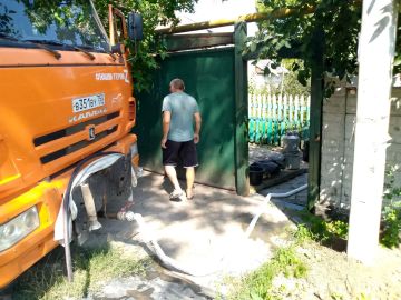 В Кировском внутригородском районе при поддержке региона-шефа Московская область продолжается подвоз воды для жителей домов, в которые в установленный графиком день не поступила вода