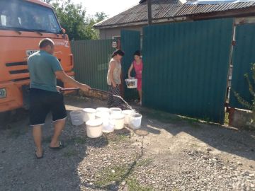Сегодня, 12 августа, в Кировском внутригородском районе при поддержке региона-шефа Московская область согласно поступившим заявкам произведен подвоз воды для жителей в жилом массиве «Путь Ильича» по ул. Матросова, ул....
