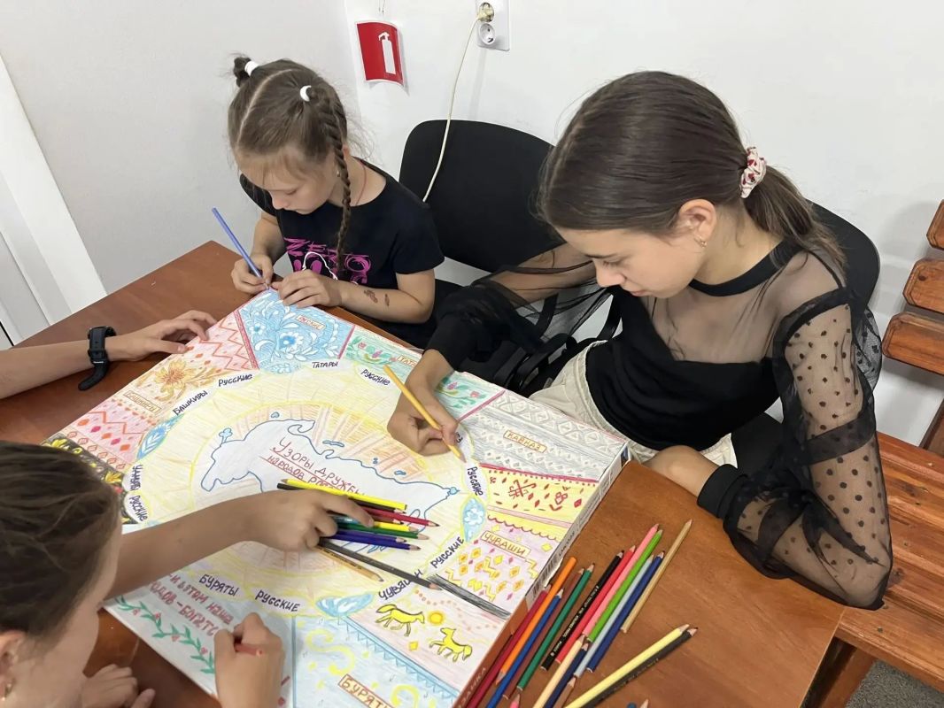 Во Дворце культуры имени М. И. Калинина в рамках Года единства народов России состоялась выставка орнаментов «Узоры дружбы» Во Дворце культуры имени М. И. Калинина в рамках Года единства народов России состоялась выставка орнаментов «Узоры дружбы»