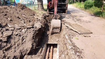 Сегодня, 12 августа, в рамках подготовки к отопительному периоду 2026-2027 гг. силами Филиала «Макеевкатеплосеть» ГУП ДНР «Донбасстеплоэнерго» ведутся ремонтные работы по замене участка теплотрассы возле домов № 167-169 по...