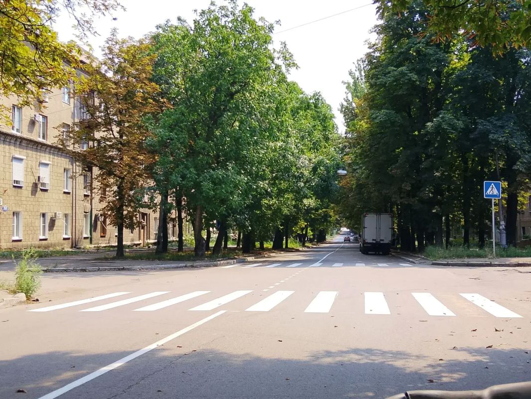 Сегодня, 12 августа, с целью обеспечения безопасности дорожного движения в Кировском внутригородском районе города Макеевки силами МУП АГМ «Перспектива» проведены работы по нанесению дорожной разметки «Пешеходный переход» по...