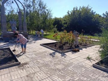 В Советском внутригородском районе городского округа Макеевка активисты Единой России и Общественного Движения "Донецкая Республика" приняли участие в акции «Чистый обелиск»
