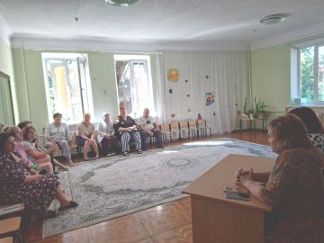 По поручению Главы ДНР Дениса Пушилина, сегодня, 13 августа, спикер-активист Татьяна Синяговская и депутат Народного Совета Донецкой Народной Республики Наталья Бурцева провели встречу с жителями района на подведомственной...