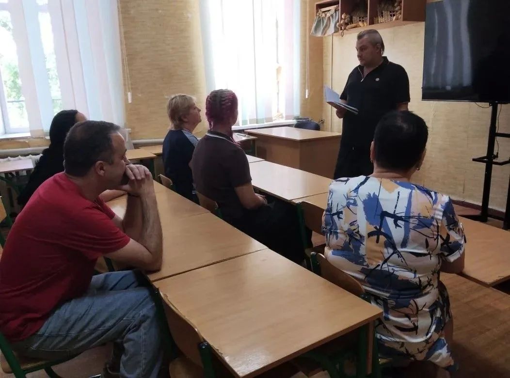 Сегодня, 13 августа в Червоногвардейском районе лидер общественного мнения Юрий Сирош провел встречу с трудовым коллективом МБУ «Централизованная библиотечная система города Макеевки» Библиотека им. М. Ю. Лермонтова Сегодня, 13 августа в Червоногвардейском районе лидер общественного мнения Юрий Сирош провел встречу с трудовым коллективом МБУ «Централизованная библиотечная система города Макеевки» Библиотека им. М. Ю. Лермонтова