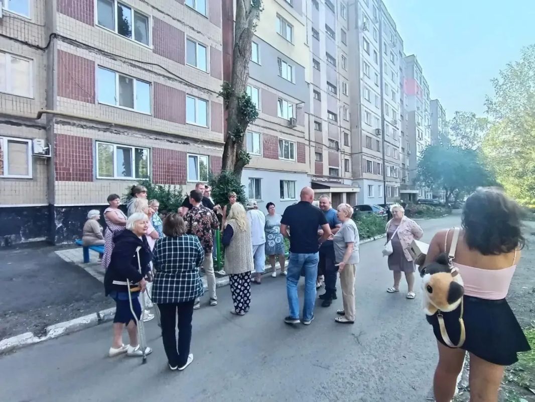 13 августа, первый заместитель руководителя Управы Горняцкого внутригородского района Администрации городского округа Макеевка Максим Козловский провел встречу с населением на подведомственной территории по адресу: г.... 13 августа, первый заместитель руководителя Управы Горняцкого внутригородского района Администрации городского округа Макеевка Максим Козловский провел встречу с населением на подведомственной территории по адресу: г....