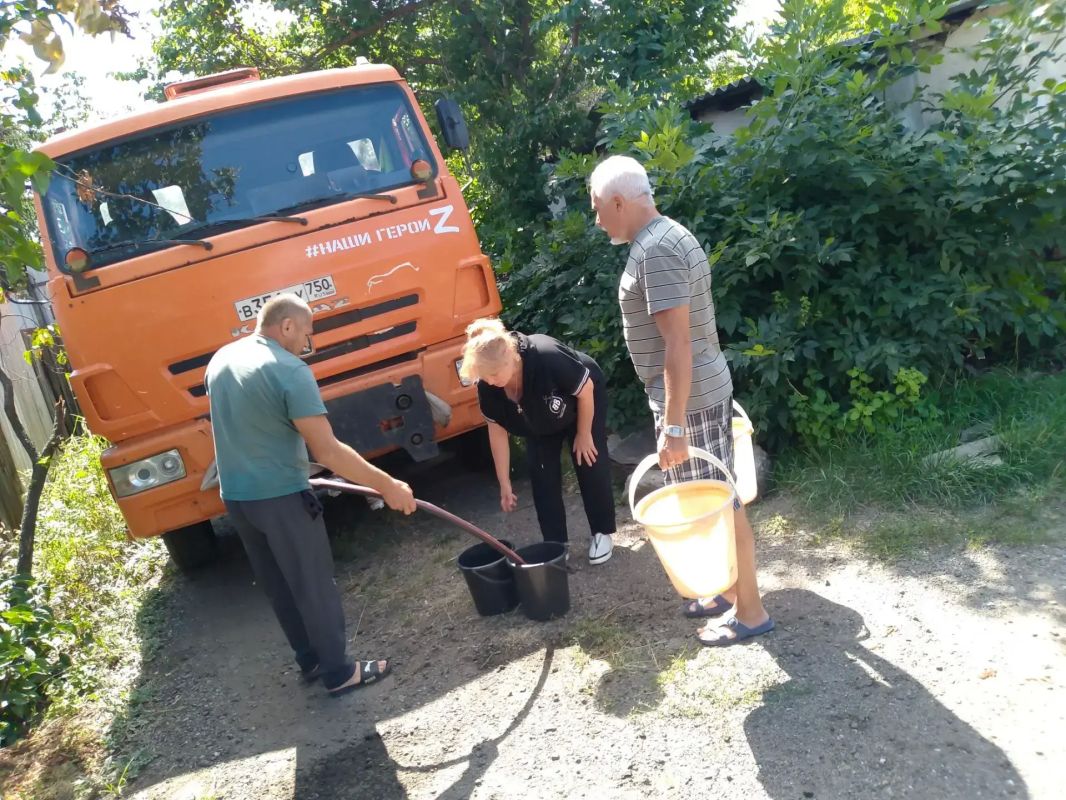 В Кировском внутригородском районе при поддержке региона-шефа Московская область продолжается подвоз воды для жителей домов, в которые в установленный графиком день не поступила вода В Кировском внутригородском районе при поддержке региона-шефа Московская область продолжается подвоз воды для жителей домов, в которые в установленный графиком день не поступила вода