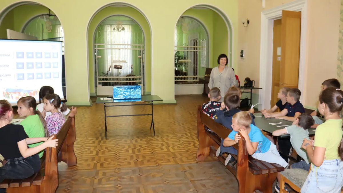 В рамках программы мероприятий, приуроченных к Году единства народов России 13 августа в Муниципальном бюджетном учреждении «Городской дворец культуры им. В. Г. Кирсановой», Дворец культуры «ЯКХЗ» прошла квестигра для... В рамках программы мероприятий, приуроченных к Году единства народов России 13 августа в Муниципальном бюджетном учреждении «Городской дворец культуры им. В. Г. Кирсановой», Дворец культуры «ЯКХЗ» прошла квестигра для...