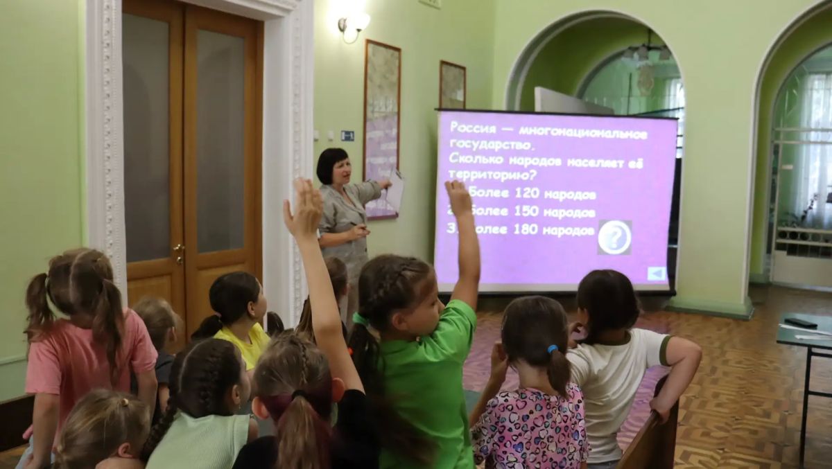 В рамках программы мероприятий, приуроченных к Году единства народов России 13 августа в Муниципальном бюджетном учреждении «Городской дворец культуры им. В. Г. Кирсановой», Дворец культуры «ЯКХЗ» прошла квестигра для... В рамках программы мероприятий, приуроченных к Году единства народов России 13 августа в Муниципальном бюджетном учреждении «Городской дворец культуры им. В. Г. Кирсановой», Дворец культуры «ЯКХЗ» прошла квестигра для...