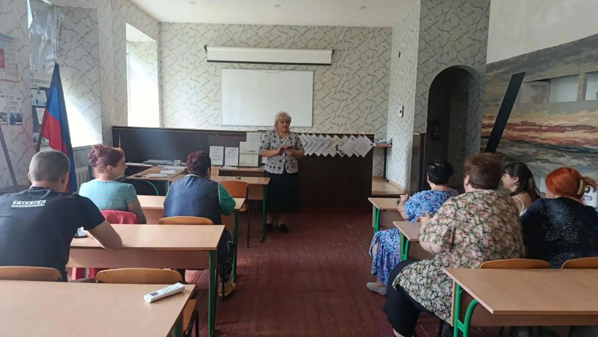 14 августа депутат Макеевского городского совета Донецкой Народной Республики Оксана Бевцык провела встречу с жителями по улице Кирова 14 августа депутат Макеевского городского совета Донецкой Народной Республики Оксана Бевцык провела встречу с жителями по улице Кирова