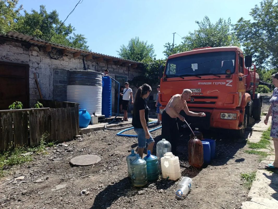 Сегодня, 17 августа, в Кировском внутригородском районе при поддержке региона-шефа Московская область произведен подвоз воды в жилом массиве «Путь Ильича» для жителей улиц Кальмана, Тихая, Алексеева, Матросова Сегодня, 17 августа, в Кировском внутригородском районе при поддержке региона-шефа Московская область произведен подвоз воды в жилом массиве «Путь Ильича» для жителей улиц Кальмана, Тихая, Алексеева, Матросова