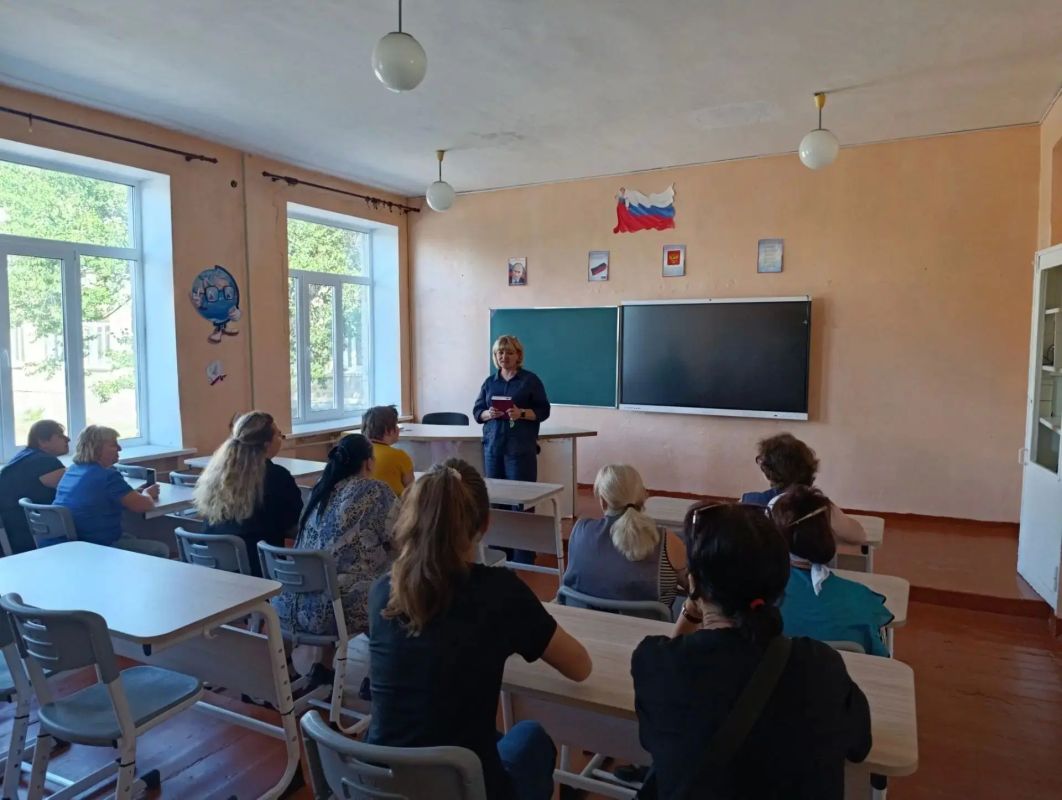 Сегодня, 17 августа в Червоногвардейском районе состоялась встреча заместителя руководителя Управы Червоногвардейского внутригородского района Администрации городского округа Макеевка Татьяны Задорожной с трудовым... Сегодня, 17 августа в Червоногвардейском районе состоялась встреча заместителя руководителя Управы Червоногвардейского внутригородского района Администрации городского округа Макеевка Татьяны Задорожной с трудовым...