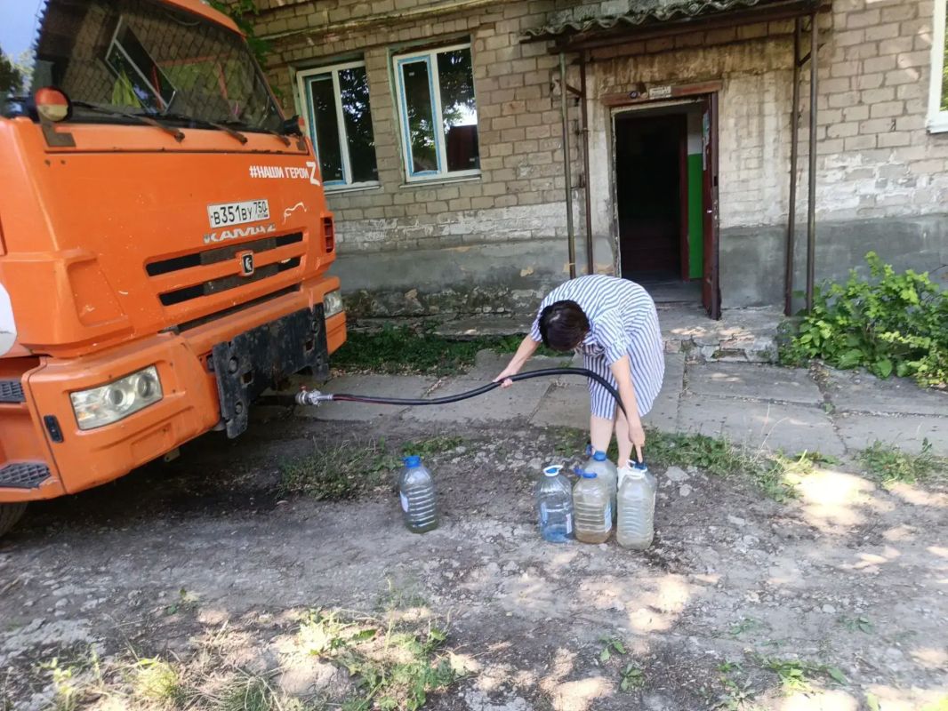 Сегодня, 17 августа, в Кировском внутригородском районе при поддержке региона-шефа Московская область произведен подвоз воды в жилом массиве «Путь Ильича» для жителей улиц Кальмана, Тихая, Алексеева, Матросова Сегодня, 17 августа, в Кировском внутригородском районе при поддержке региона-шефа Московская область произведен подвоз воды в жилом массиве «Путь Ильича» для жителей улиц Кальмана, Тихая, Алексеева, Матросова