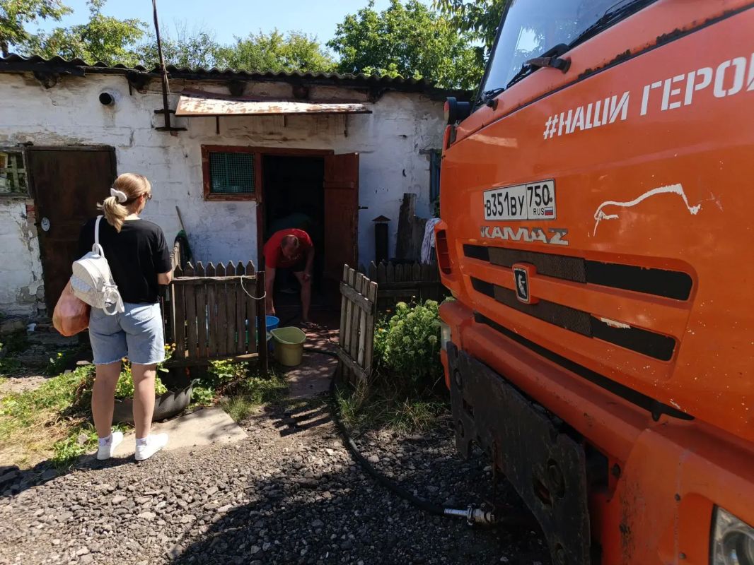 Сегодня, 17 августа, в Кировском внутригородском районе при поддержке региона-шефа Московская область произведен подвоз воды в жилом массиве «Путь Ильича» для жителей улиц Кальмана, Тихая, Алексеева, Матросова Сегодня, 17 августа, в Кировском внутригородском районе при поддержке региона-шефа Московская область произведен подвоз воды в жилом массиве «Путь Ильича» для жителей улиц Кальмана, Тихая, Алексеева, Матросова