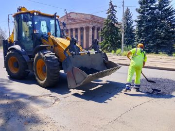 Сегодня, 18 августа, в Кировском внутригородском районе города Макеевки, с целью комфортного и безопасного передвижения транспорта, в качестве временной меры проведены работы по засыпке асфальтовой срезкой разрушенных...