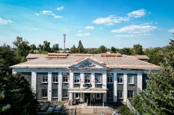 В Макеевской детской художественной школе проводят капитальный ремонт кровли в рамках национального проекта «Семья»
