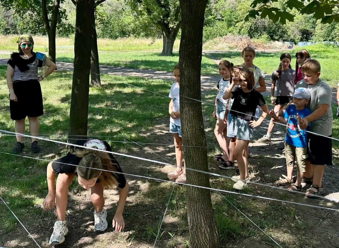 Ребята, посещающие площадку досуга на базе МБУДО "ЦДЮТ № 1" продолжают активно и весело проводить летние каникулы Ребята, посещающие площадку досуга на базе МБУДО "ЦДЮТ № 1" продолжают активно и весело проводить летние каникулы