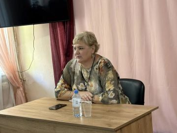 19 августа, в рамках поручения Главы ДНР Дениса Пушилина, заместитель руководителя Управы Центрально-Городского внутригородского района Лариса Онищенко провела встречу с коллективом ГБУ социального обслуживания «Центр...