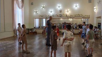 На базе ДК ЯКХЗ (МБУ «ГДК им. В. Г. Кирсановой») руководитель студии спортивного бального танца «Оникс» провел комплексное занятие, направленное на формирование у детей культуры здорового образа жизни