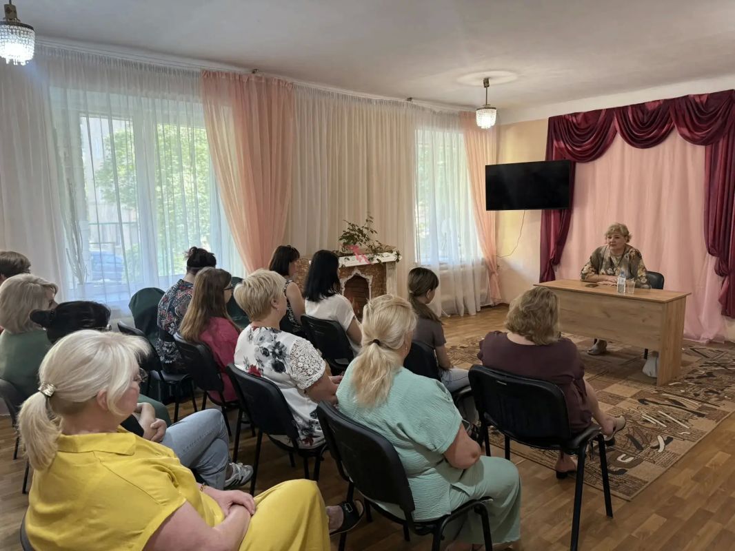 19 августа, в рамках поручения Главы ДНР Дениса Пушилина, заместитель руководителя Управы Центрально-Городского внутригородского района Лариса Онищенко провела встречу с коллективом ГБУ социального обслуживания «Центр... 19 августа, в рамках поручения Главы ДНР Дениса Пушилина, заместитель руководителя Управы Центрально-Городского внутригородского района Лариса Онищенко провела встречу с коллективом ГБУ социального обслуживания «Центр...