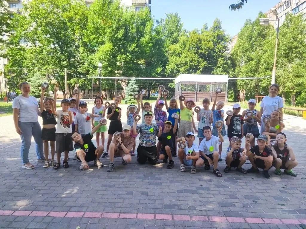 В рамках акции «Маленькие добрые дела» студия развития «Сова» подарила детям микрорайона Зелёный яркий и душевный праздник — мероприятие «Русские забавы» В рамках акции «Маленькие добрые дела» студия развития «Сова» подарила детям микрорайона Зелёный яркий и душевный праздник — мероприятие «Русские забавы»