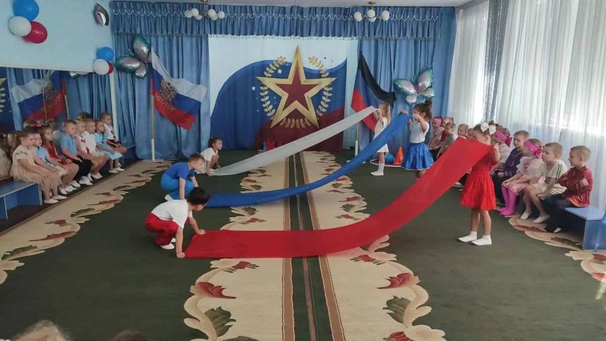 В преддверии Дня Государственного флага Российской Федерации, который отмечается 22 августа, в ГБДОУ «Детский сад № 186 г.о. Макеевка» ДНР прошло тематическое мероприятие В преддверии Дня Государственного флага Российской Федерации, который отмечается 22 августа, в ГБДОУ «Детский сад № 186 г.о. Макеевка» ДНР прошло тематическое мероприятие