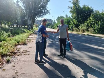 В Кировском внутригородском районе прошла акция по раздаче ленточек цвета флага России «Российский триколор», приуроченная ко Дню флага Российской Федерации