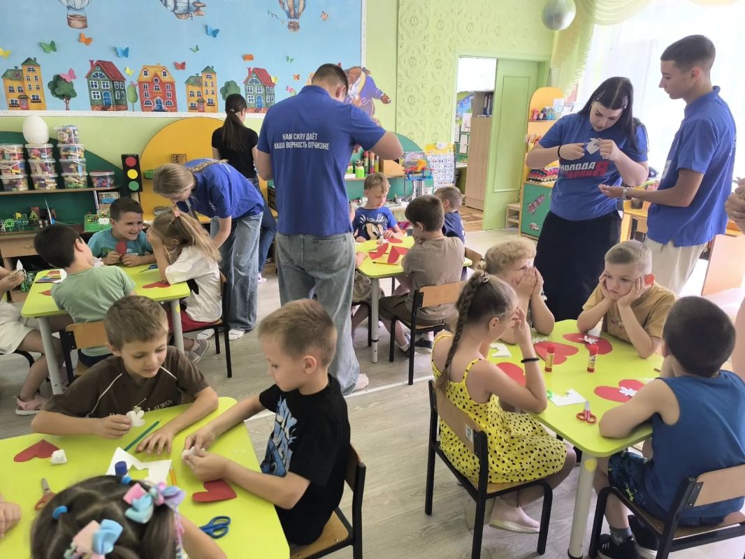 В рамках акции «Маленькие добрые дела» в ГБДОУ «Детский сад №184 городского округа Макеевка» активисты «Молодой Гвардии» организовали для воспитанников увлекательный творческий мастер-класс В рамках акции «Маленькие добрые дела» в ГБДОУ «Детский сад №184 городского округа Макеевка» активисты «Молодой Гвардии» организовали для воспитанников увлекательный творческий мастер-класс