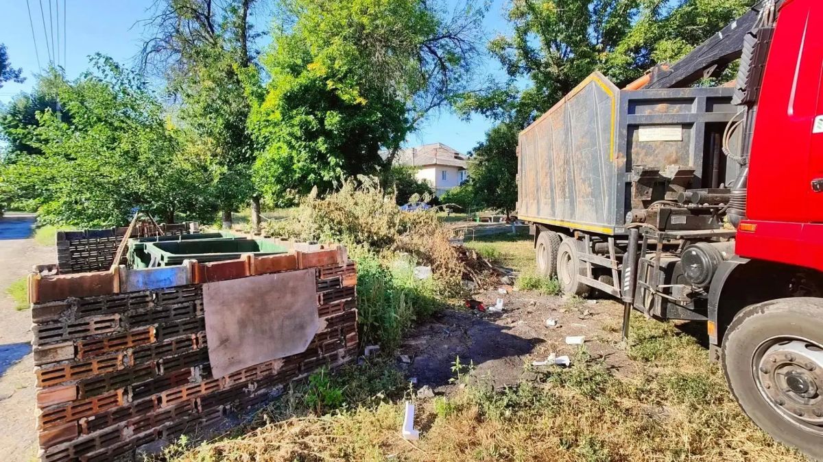 21 августа, с целью приведения территории в надлежащее санитарное состояние в Кировском внутригородском районе выполнены работы по вывозу крупногабаритных накоплений мусора на контейнерных площадках по адресам: мкр 21 августа, с целью приведения территории в надлежащее санитарное состояние в Кировском внутригородском районе выполнены работы по вывозу крупногабаритных накоплений мусора на контейнерных площадках по адресам: мкр