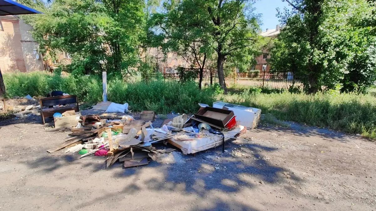 21 августа, с целью приведения территории в надлежащее санитарное состояние в Кировском внутригородском районе выполнены работы по вывозу крупногабаритных накоплений мусора на контейнерных площадках по адресам: мкр 21 августа, с целью приведения территории в надлежащее санитарное состояние в Кировском внутригородском районе выполнены работы по вывозу крупногабаритных накоплений мусора на контейнерных площадках по адресам: мкр