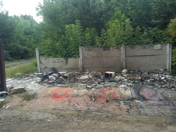 21 августа, силами Макеевского филиала ГУП ДНР «Донснабкомплект» проведены работы по уборке от мусора, оставшегося после возгорания ТКО, контейнерной площадки в жилом массиве «Совколония» по ул. Димитрова в районе дома № 68