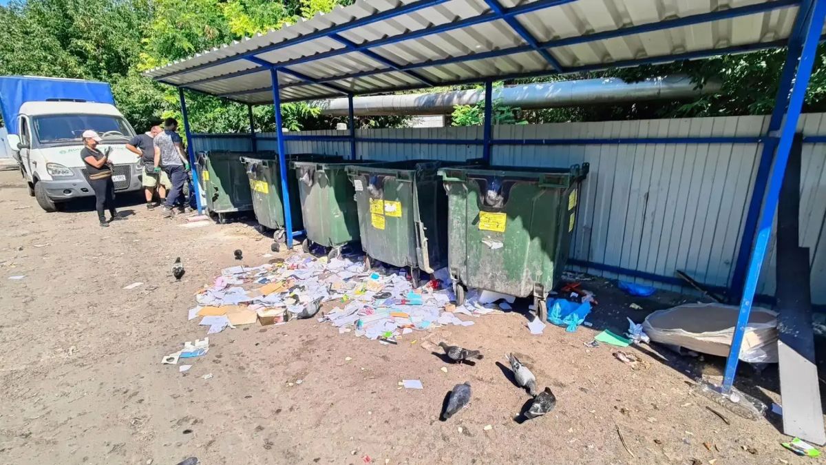 21 августа, с целью приведения территории в надлежащее санитарное состояние в Кировском внутригородском районе выполнены работы по вывозу крупногабаритных накоплений мусора на контейнерных площадках по адресам: мкр 21 августа, с целью приведения территории в надлежащее санитарное состояние в Кировском внутригородском районе выполнены работы по вывозу крупногабаритных накоплений мусора на контейнерных площадках по адресам: мкр