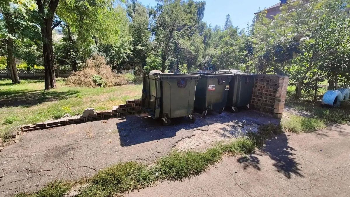 21 августа, с целью приведения территории в надлежащее санитарное состояние в Кировском внутригородском районе выполнены работы по вывозу крупногабаритных накоплений мусора на контейнерных площадках по адресам: мкр 21 августа, с целью приведения территории в надлежащее санитарное состояние в Кировском внутригородском районе выполнены работы по вывозу крупногабаритных накоплений мусора на контейнерных площадках по адресам: мкр